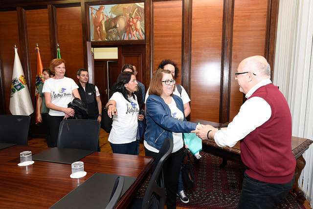 El presidente Antonio Morales, con las representantes de las kellys (Foto TA)