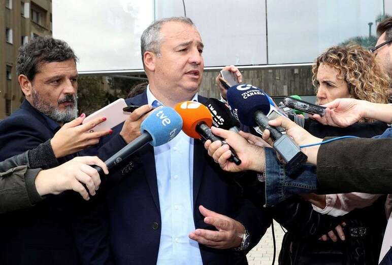 Miguel Ángel Ramírez atiende a los medios de comunicación a su salida de los juzgados (Foto Canariasenhora.com)