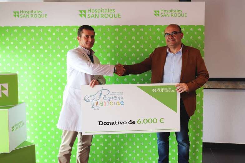 En la imagen, de izquierda a derecha, el director médico de Hospitales San Roque en Las Palmas de Gran Canaria, el doctor Francisco Duque; y el presidente de Pequeño Valiente, José Jerez Castro (Foto TA).