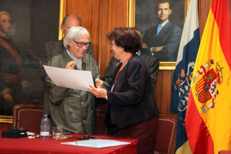 Momento de la distinción entregada a Pepe Dámaso (Foto Jesús Ruiz Mesa)