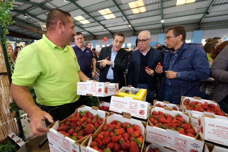 Autoridades en un puesto de venta de fresas instalado en la feria (Foto TA)
