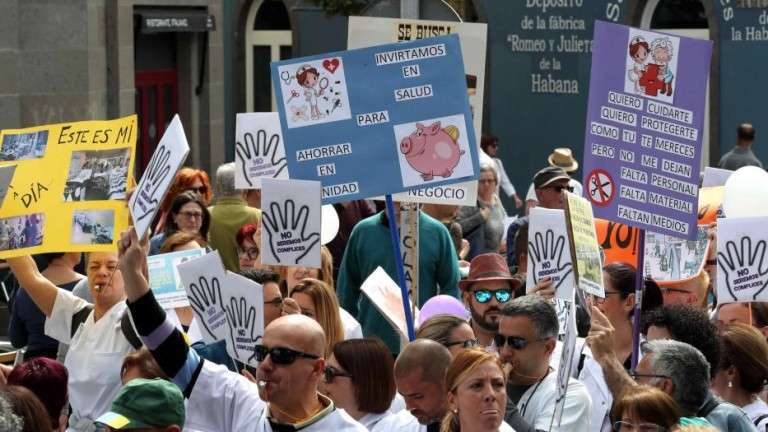 Manifestantes en la capital grancanaria en defensa de una mejor sanidad pública (Foto Efe)
