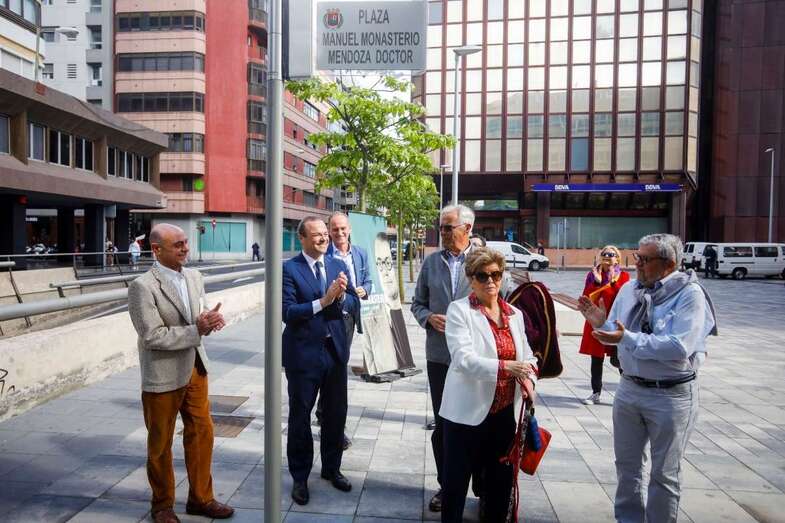 Imagen del descubrimiento de la placa en recuerdo del doctor Manuel Monasterio Mendoza (Foto TA)