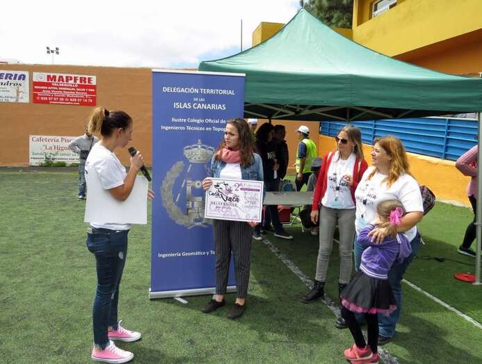 Sheila Monzón, alumna de la Asociación de Sordos de Gran Canaria, con el premio (Foto Acfi Press)
