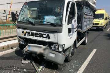 Ocho heridos en una colisión entre un camión y una guagua de Global (Foto TA)