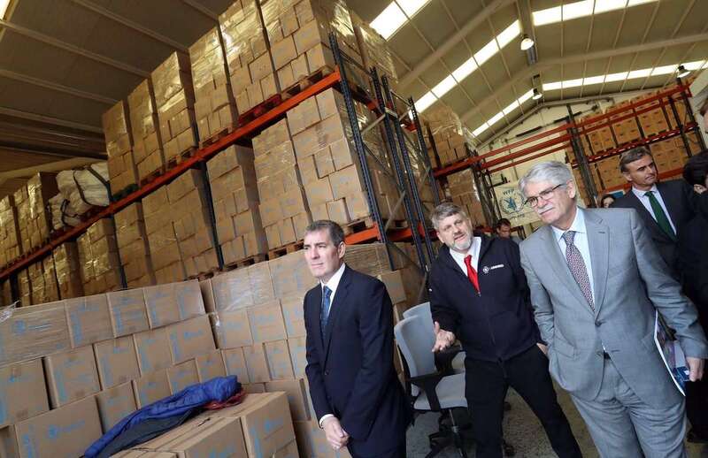 El presidente Canario Fernando Clavijo, el responsable del PMA Pablo Yuste y el ministro Alfonso Dastis, este jueves en el Puerto (Foto TA)