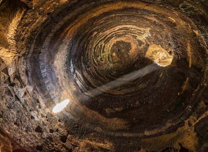 Los visitantes quedarán maravillados con el fenoÌmeno que cada mañana se produce en el interior de la cueva (Foto TA)