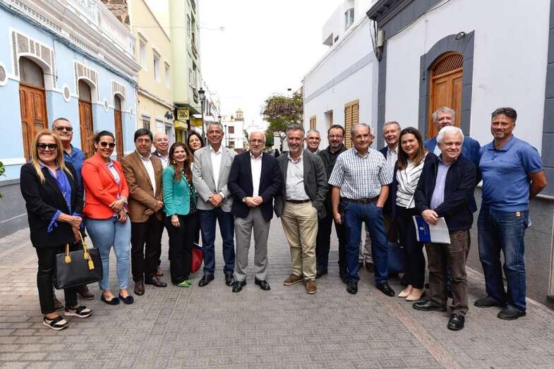 Representantes de la Corporación insular con miembros del Consistorio de La Aldea (Foto TA)
