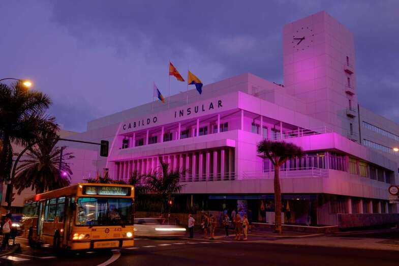 Imagen de archivo de otro acto con la sede del Cabildo iluminado en púrpura (Foto TA)