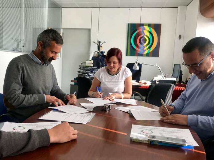 Momento de la firma del convenio (Foto TA)