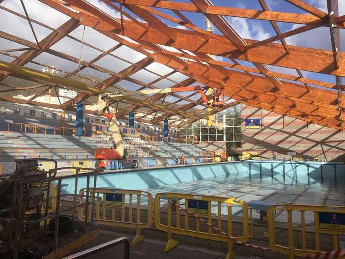 Imagen de las obras sobre la cubierta de la piscina (Foto TA)