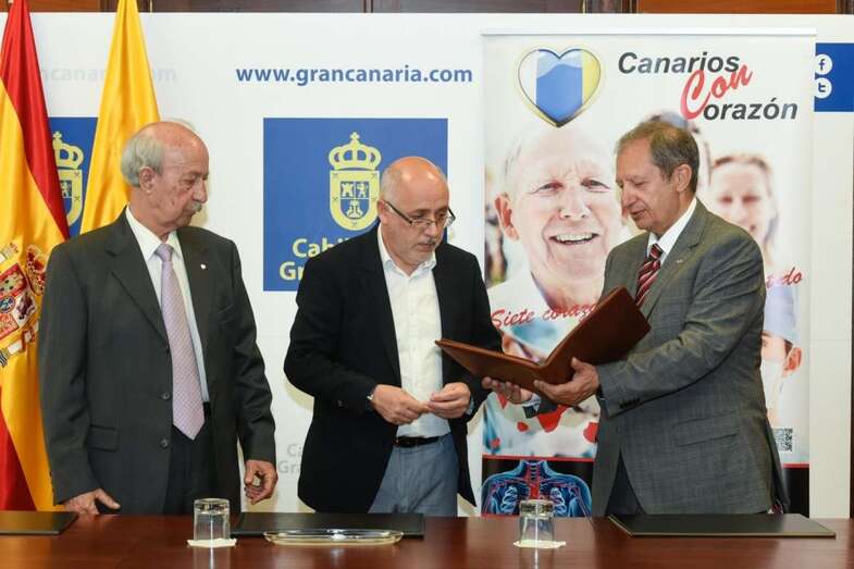 Los miembros de la Asociación Canarios con Corazón visitaron este viernes al presidente Antonio Morales (Foto TA)