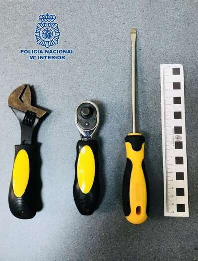 Imagen de las herramientas que el joven utilizó para abrir una brecha en la lona que cubre el techo del bar (Foto TA)