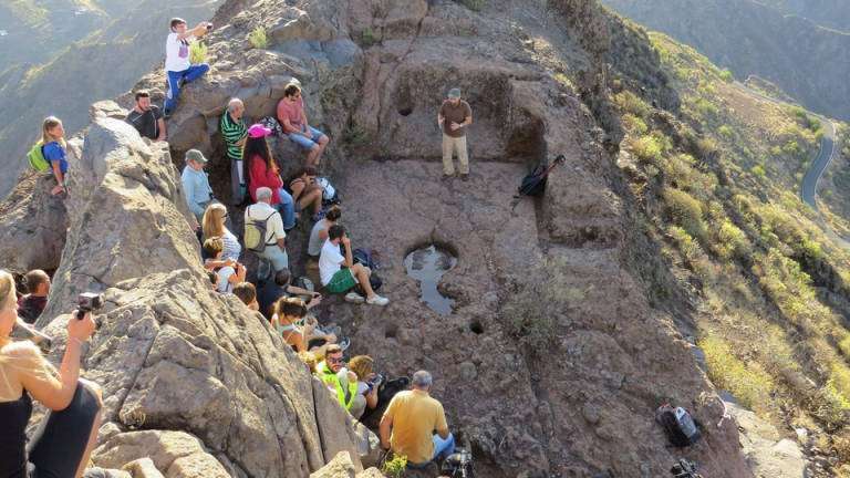 Un grupo de visitantes en la zona de la base del Bentayga (Foto TA)