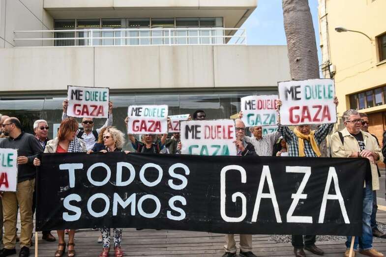 El exalcalde teldense Francisco Santiago y otros activistas sociales secundaron la protesta a las puertas del Cabildo