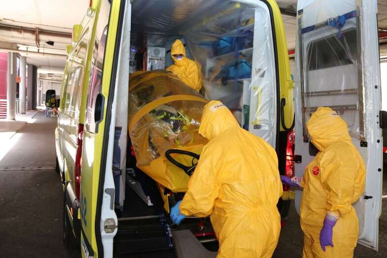 Imagen del traslado del bebé con riesgo de padecer una enfermedad infecciosa (Foto TA)