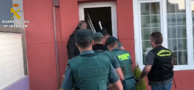 Momentos en los que la Guardia Civil accede a la vivienda del detenido (Foto TA)