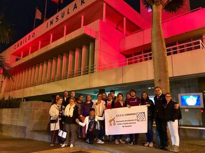 La fachada de la Casa Palacio, iluminada de morado (Foto TA)