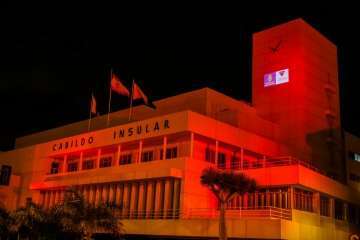  El Cabildo tiñe su fachada de morado en apoyo a las personas con Enfermedad Inflamatoria Intestinal (Foto TA)