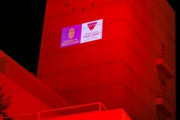  El Cabildo tiñe su fachada de morado en apoyo a las personas con Enfermedad Inflamatoria Intestinal (Foto TA)