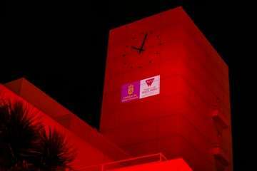  El Cabildo tiñe su fachada de morado en apoyo a las personas con Enfermedad Inflamatoria Intestinal (Foto TA)