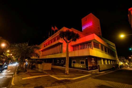  El Cabildo tiñe su fachada de morado en apoyo a las personas con Enfermedad Inflamatoria Intestinal (Foto TA)