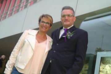  El Cabildo tiñe su fachada de morado en apoyo a las personas con Enfermedad Inflamatoria Intestinal (Foto TA)