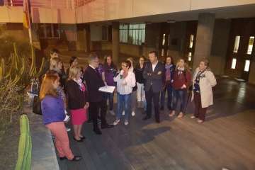  El Cabildo tiñe su fachada de morado en apoyo a las personas con Enfermedad Inflamatoria Intestinal (Foto TA)