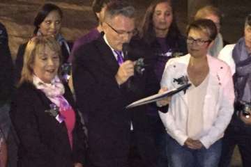  El Cabildo tiñe su fachada de morado en apoyo a las personas con Enfermedad Inflamatoria Intestinal (Foto TA)