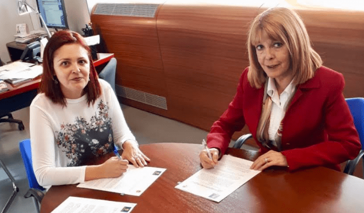 La consejera María Isabel Santana (i) y la alcaldesa María del Rosario Marrero (d) durante la firma del convenio (Foto TA)