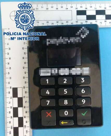 Los camellos utilizaban presuntamente un datáfono para cobrar a sus clientes (Foto TA)