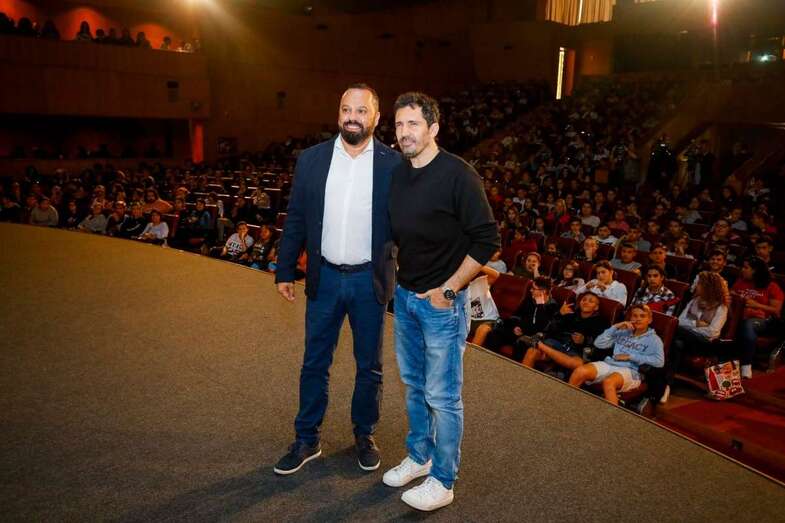 César Bona (d), junto al concejal Jacinto Ortega (i) (Foto TA)