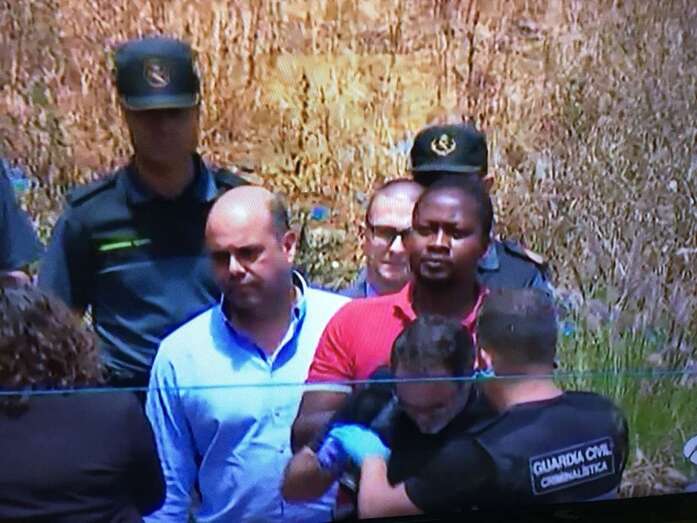 El detenido, con polo rojo, reconstruyendo el crimen este jueves (Foto Antena3 Canarias)