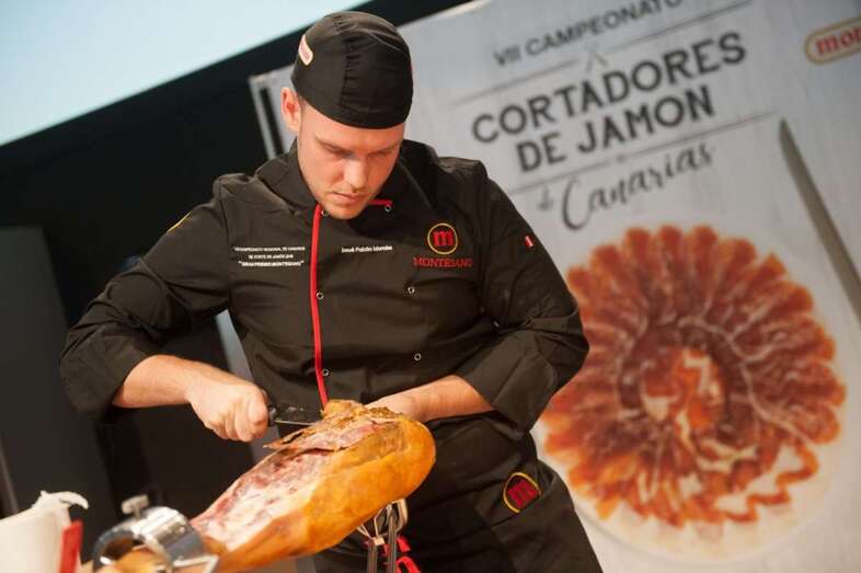 Josué Falcón, en plena faena en el Gastrocanarias (Foto TA)