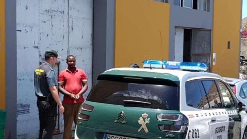 El detenido, en la jornada de ayer custodiado por la Guardia Civil (Foto Canarias7)
