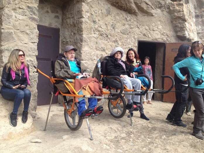 Heraclio y Clemente, junto a una de las cuevas de Risco Caído (Foto TA)