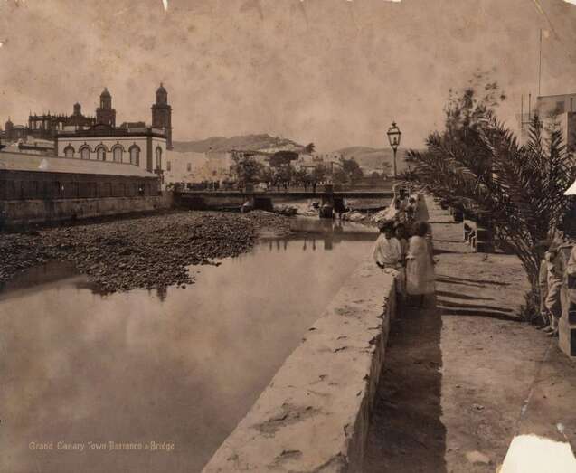 Una de las imágenes antiguas de la capital que se exhiben en la muestra (Foto TA)