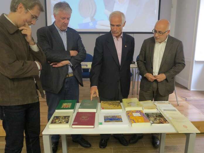 Trapero, en el centro, muestra a Antonio Morales sus libros ante Carlos Ruiz y Oswaldo Guerra (Foto TA)