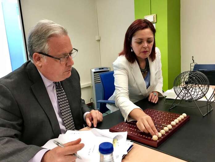 Imagen del sorteo que este viernes se realizó ante notario para adjudicar las plazas para los viajes a la Península y el extranjero (Foto TA)