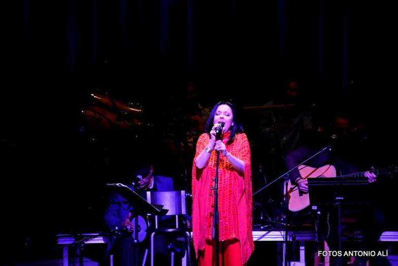 Olga Cerpa, durante una reciente actuación junto a Mestisay en Telde (Foto Antonio Alí)