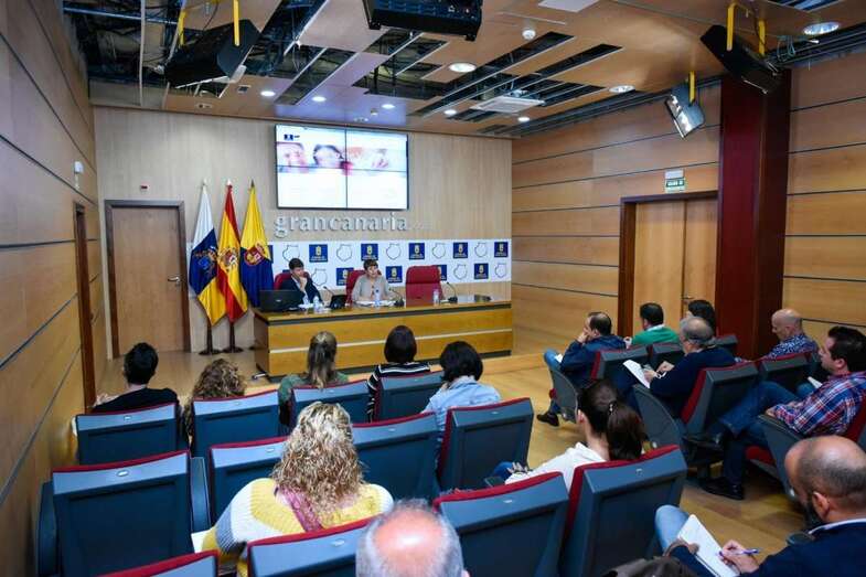 La consejera mantuvo un encuentro este martes con los representantes municipales de Vivienda (Foto TA)