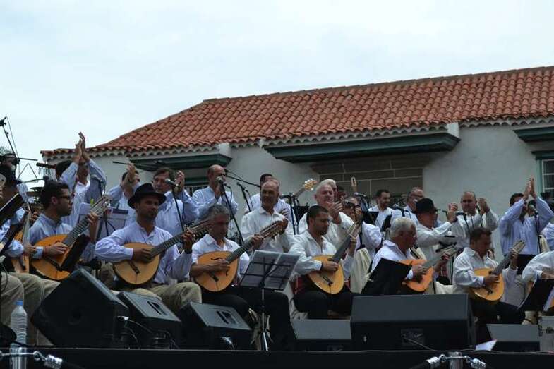 Los Gofiones y Los Sabandeños, juntos en el escenario en un concierto que ofrecieron en 2014 en Telde (Foto TA)