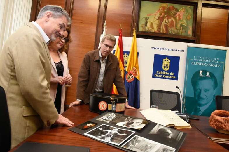 Las fotografías y demás objetos se exhibirán en el futuro museo dedicado al tenor grancanario (Foto TA)