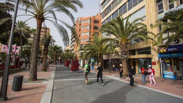 Imagen de archivo de la calle Luis Morote tras los trabajos de peatonalización acometidos en 2016 (Foto TA)