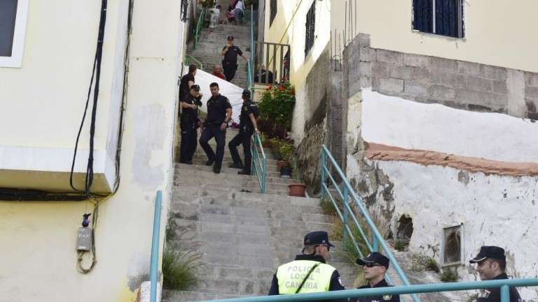 Imagen del cuerpo tapado con una sábana (Foto Esteban Campillo/C7)