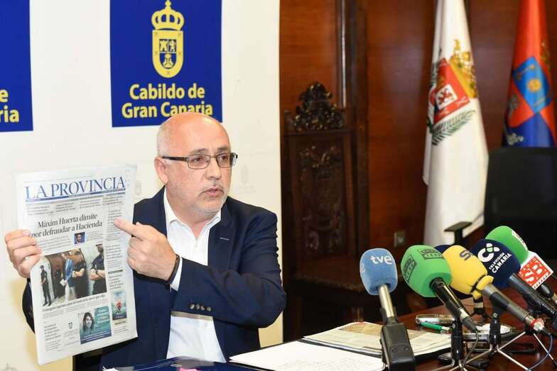 El presidente Antonio Morales, este jueves mostrando una de las portadas del diario La Provincia (Foto TA)