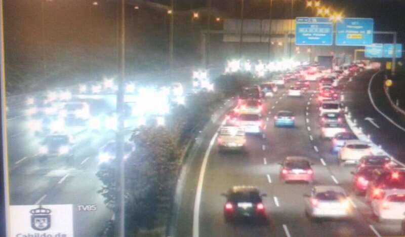 Imagen de las colas que se generaron a primera hora de este lunes a la altura de Jinámar (Foto TA)