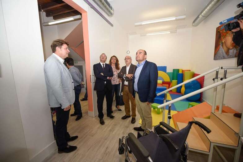 Imagen de las autoridades este martes visitando el inmueble (Foto TA)