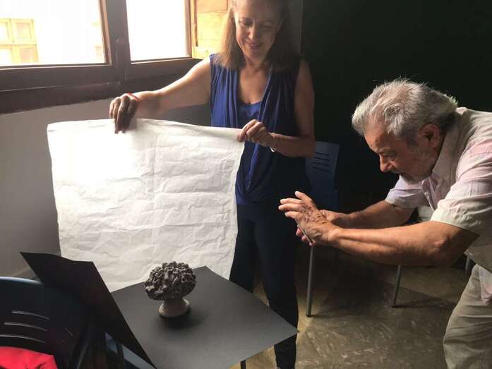 Los artesanos han aprendido a sacar el máximo partido a las cámaras de sus teléfonos (Foto TA)