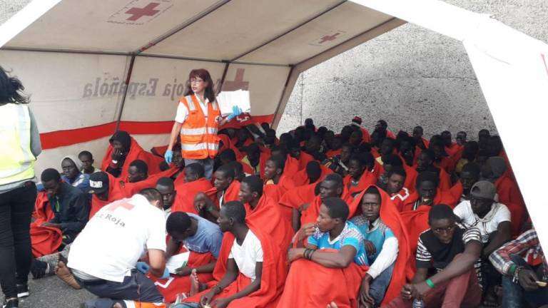 Los inmigrantes en una carpa de Cruz Roja (Foto TA)